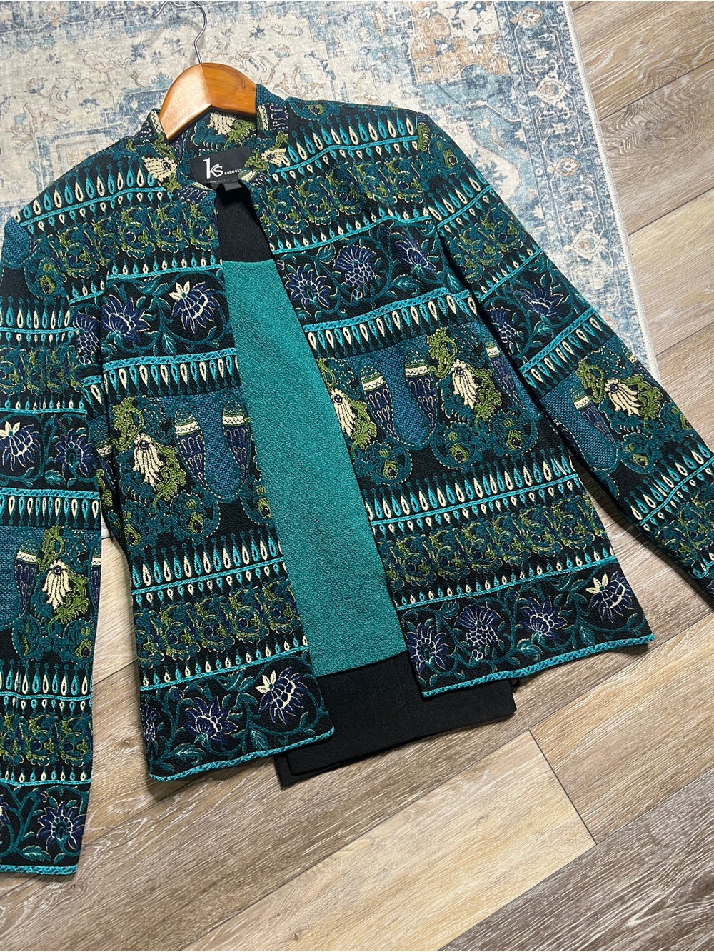 KS Collection vintage blazer features a vibrant emerald green and black pants